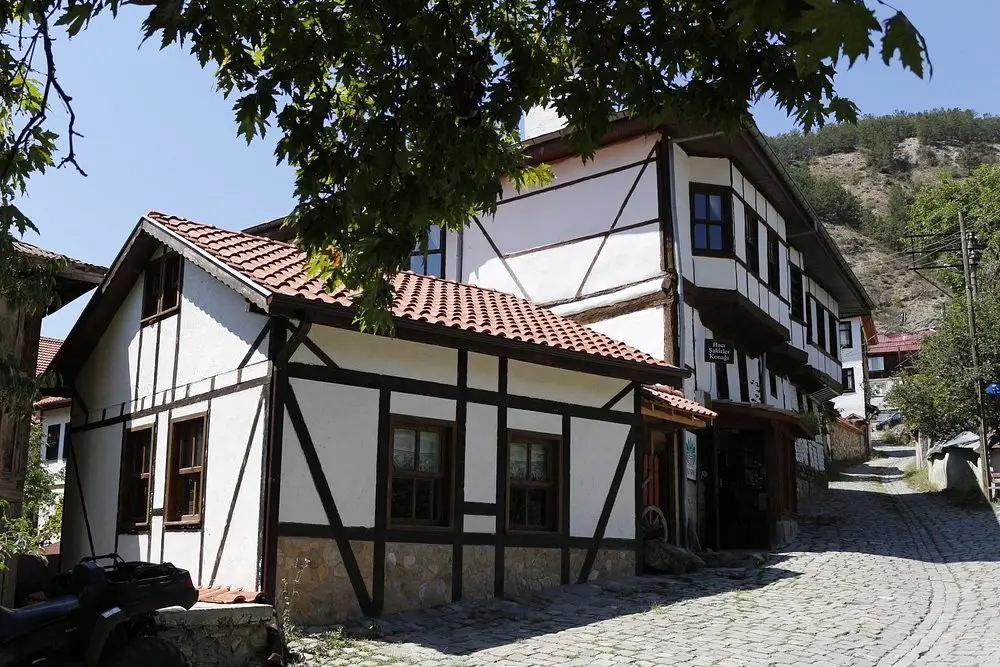 Hacı Şakirler Konağı’nın badanalı, koyu ahşap kirişli cephesi